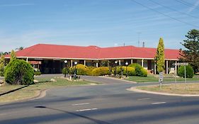 Pines Country Club Motor Inn